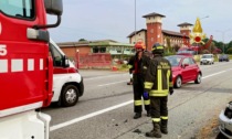 Resta incastrata nell'abitacolo dopo lo schianto con un'altra auto tra Vergnasco e Sandigliano