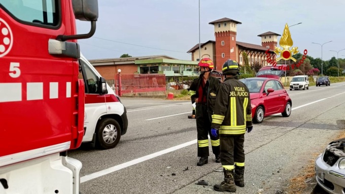 Resta incastrata nell’abitacolo dopo lo schianto con un’altra auto tra Vergnasco e Sandigliano