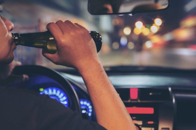 2,5 grammi di alcol nel sangue: fermato un cinquantenne al volante
