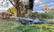 Paura per un incendio che ha divorato in pochi minuti un capanno. Indagini sull'eventuale dolo