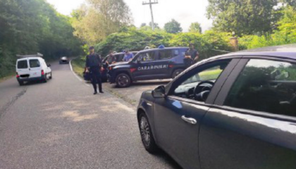Insegue in auto, tampona e minaccia la madre: «La uccido».