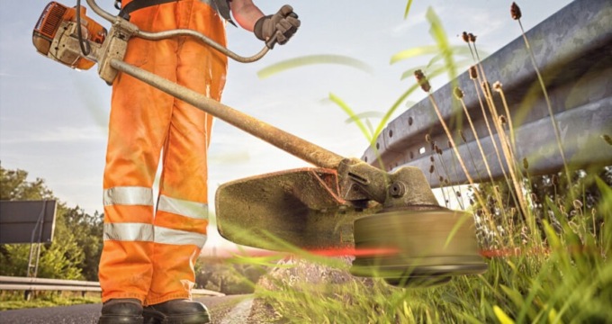 Giardiniere investito mentre taglia l’erba a bordo strada finisce in ospedale