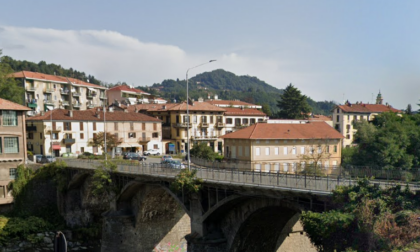 25enne tenta di buttarsi dal ponte ma è fermato dai passanti