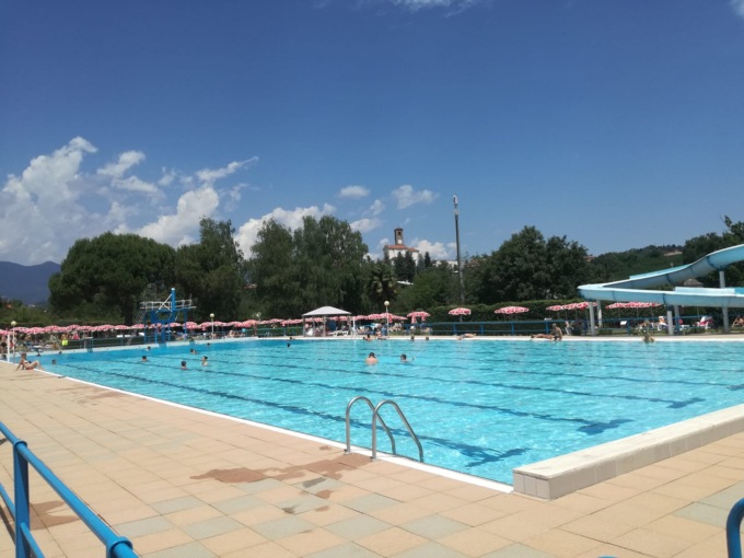 Prova a fare il “portoghese” in piscina. Beccato. E a Lessona arrivano i Carabinieri