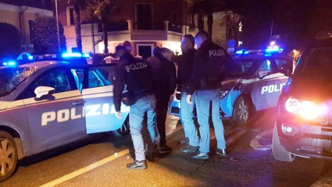 Dà di matto fuori dal locale, poi sfonda il vetro di una volante. Sedato dal 118 e arrestato dalla Polizia