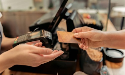 «Non ho soldi per pagare la cena, vi lascio... Il mio zaino»