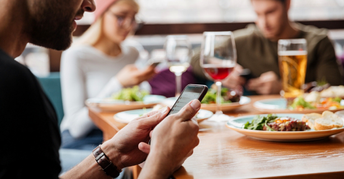 Dimentica il cellulare al ristorante. Il titolare lo consegna a un ex amico e parte la denuncia