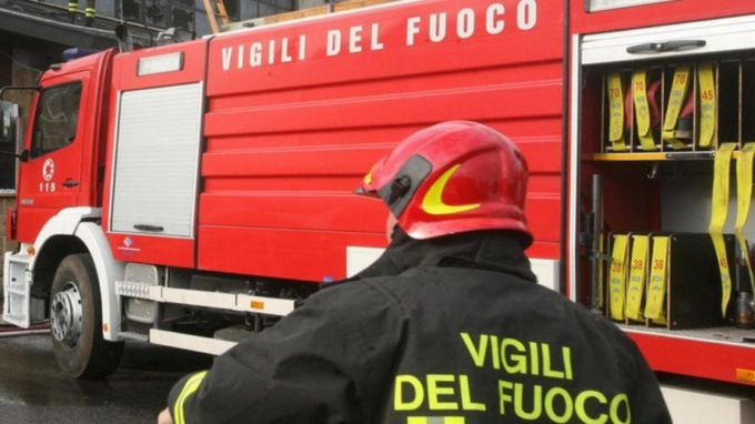 Albero cade sulla carreggiata: coinvolte due auto