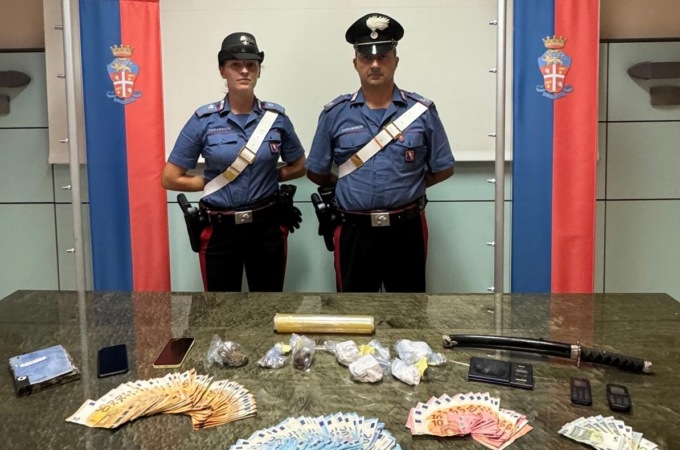 Due 21enni arrestati nei boschi di Sala con 3 etti e mezzo di coca ed eroina e una spada katana