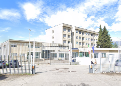 Carcere fuori controllo, agente sequestrato e minacciato alla gola