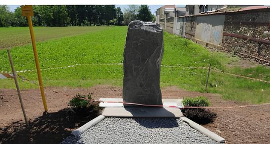 Un monumento in omaggio alle vittime delle Foibe e alla X Mas