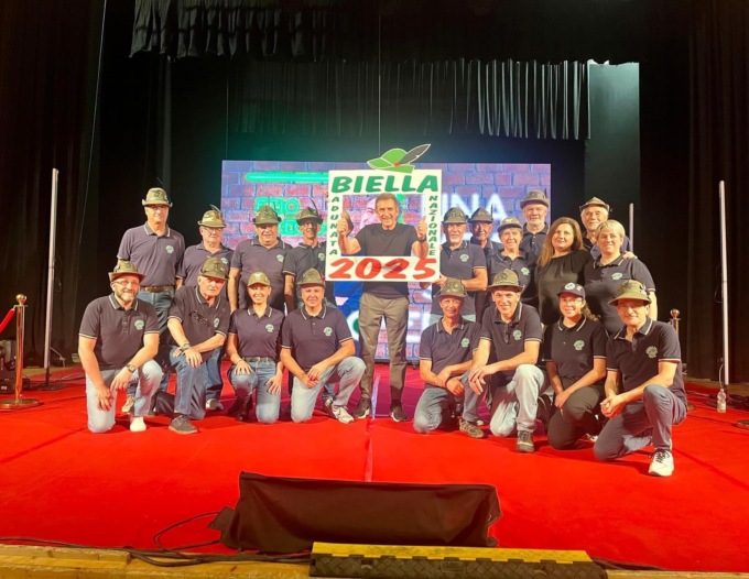 Ezio Greggio “sposa” la promozione dell’Adunata Alpini 2025