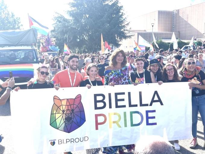 Il Biella Pride tinge la città di arcobaleno