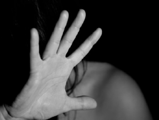 Minorenne abusata per dieci anni: indagati il fratello e il vicino di casa