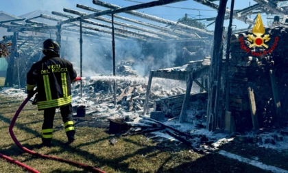 Fiamme domate dai Vigili del fuoco in via Cesare Pavese a Candelo