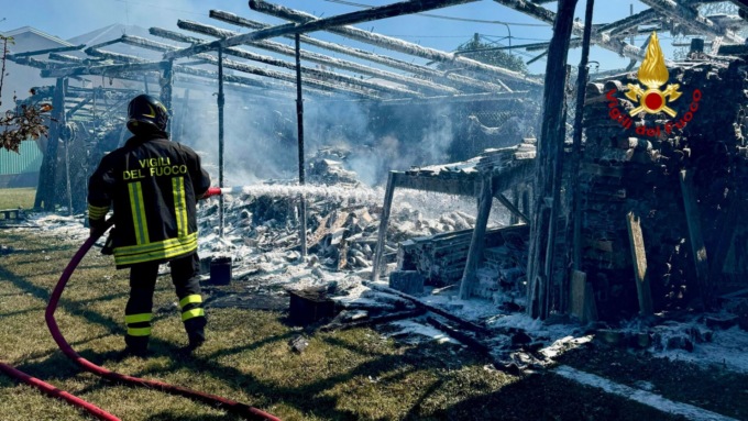 Fiamme domate dai Vigili del fuoco in via Cesare Pavese a Candelo