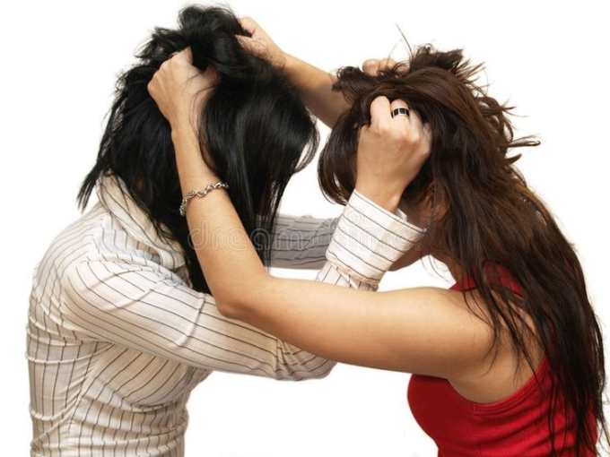 Botte tra due donne per il posto in coda allo sportello dell’Enel