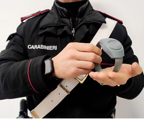 Si schianta con l’auto durante la “passeggiata” senza il braccialetto elettronico