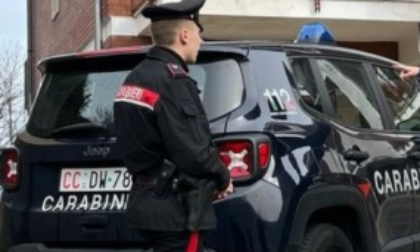 Auto sospetta, a bordo trovati due uomini che chiedono offerte per un'associazione di sordomuti non attiva