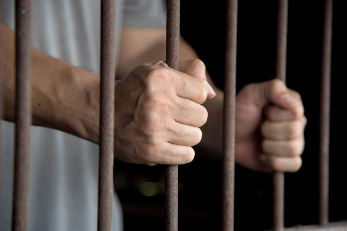 Chiama i Carabinieri preoccupato per l’inquilino che non vede da mesi. Lo avevano arrestato