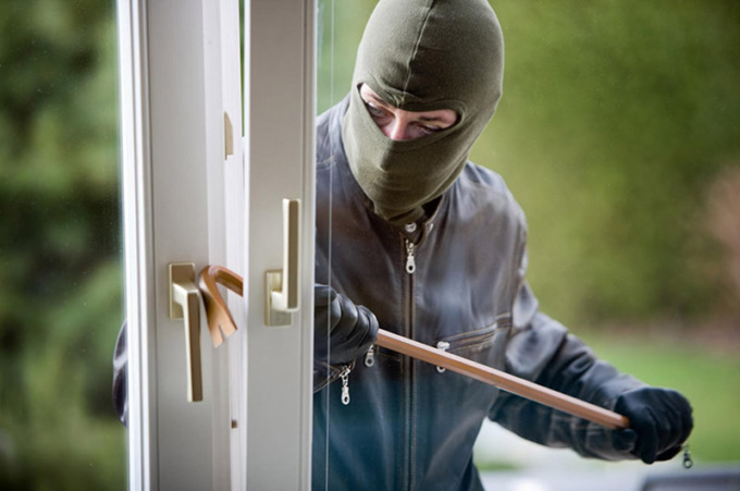 Entrano in casa da una finestra e rubano i monili in oro della figlia