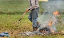 Finisce in ospedale per gravi ustioni: stava dando fuoco a sterpaglie