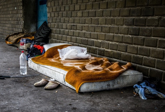 Compra ditta all’asta e ci trova a dormire un senzatetto