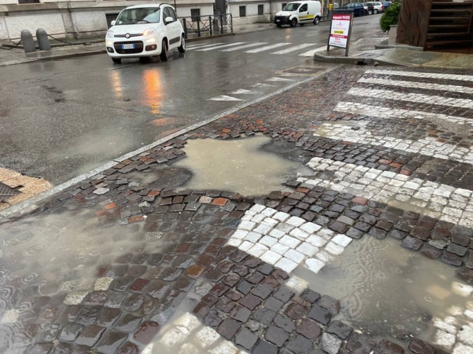 Piove… E in via Dante Alighieri si allargano le buche