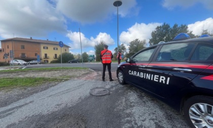 Vittima di un incidente insegue l'auto che non si è fermata. Caccia a una Fiat grigia