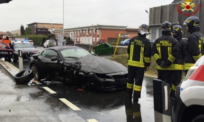 Perde il controllo e dell'auto e si schianta contro la cabina del gas