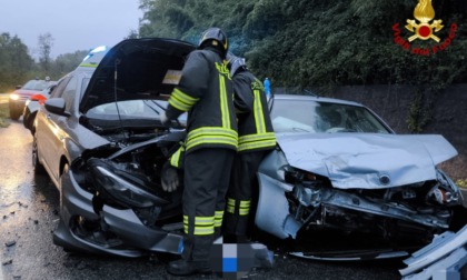 Scontro frontale in curva tra due auto a Sostegno