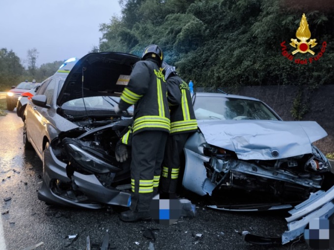 Scontro frontale in curva tra due auto a Sostegno