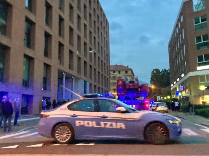 Sale sul tetto della Banca e minaccia di buttarsi. I poliziotti lo convincono a desistere
