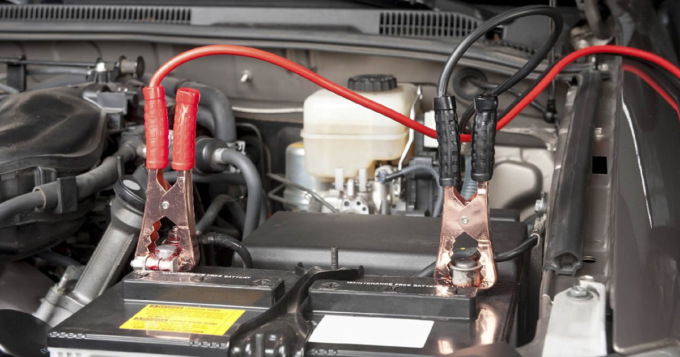 Cerca di far ripartire il furgone con dei cavi elettrici, ma provoca incendio del mezzo e  resta ferito