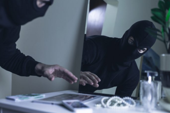 Furto in casa di un ottantenne a Pollone. Rubati denaro e un computer