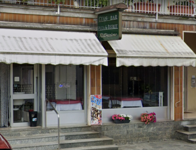 Spengono sigaretta in una fioriera e provocano incendio