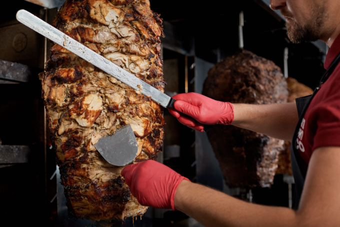 Dimentica il cellulare al bar kebab e minaccia di sfondare la vetrina per recuperarlo alle 2 di notte