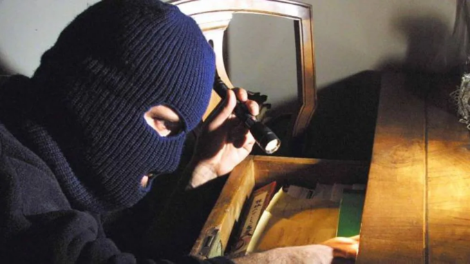 Ladri in casa in pieno giorno, rubati tutti i preziosi a una donna di Biella