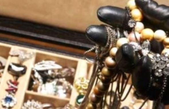 Entrano in casa con la scusa di visionare l’allggio e le portano via tutti i suoi preziosi