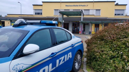 Aggredisce la cugina alla stazione e ferisce un agente con un cacciavite: arrestato un biellese