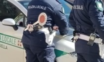 Non si ferma al posto di controllo della Polizia Locale, inseguito si schianta con lo scooter