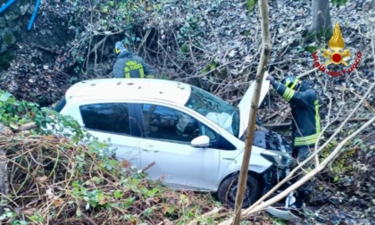 Portula: esce di strada con l’auto e finisce in una riva