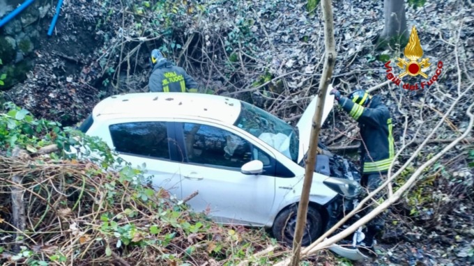 Portula: esce di strada con l’auto e finisce in una riva