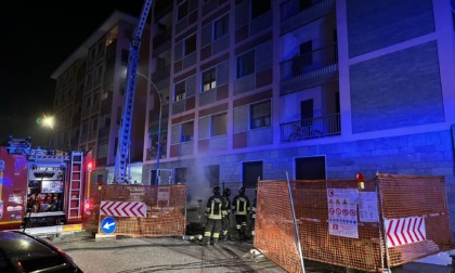 Incendio a Biella, le fiamme hanno quasi raggiunto il secondo piano