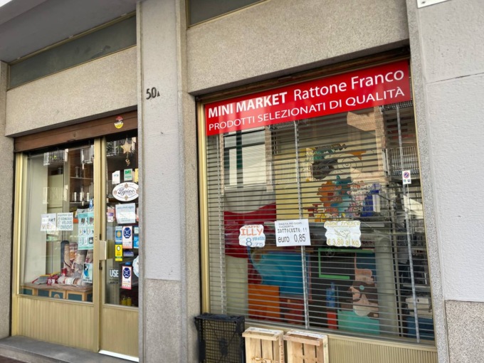 Raid di una baby gang in un negozio di alimentari storico