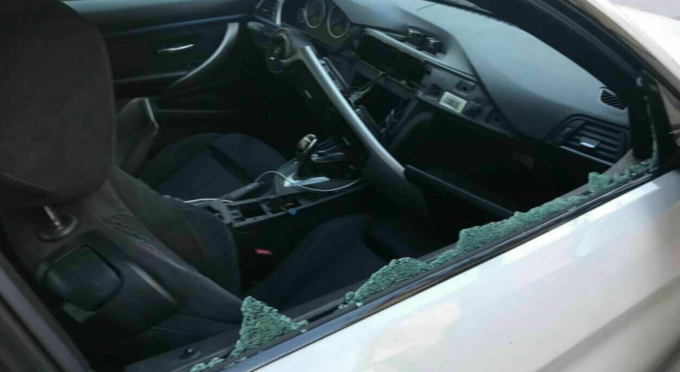 Vigliano Biellese, vandali frantumano finestrini di una serie di auto in sosta