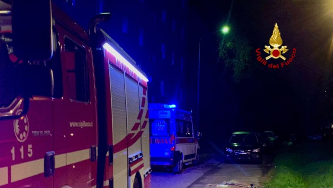 Fiamme sul terrazzo di un alloggio a Pavignano