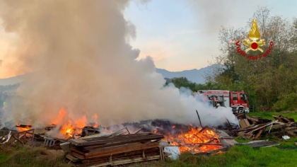 Invece di smaltire i rifiuti, li ha bruciati: svuota cantine denunciato