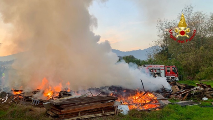 Misterioso incendio in un terreno di Mongrando. Mobili e infissi accatastati divorati dalle fiamme