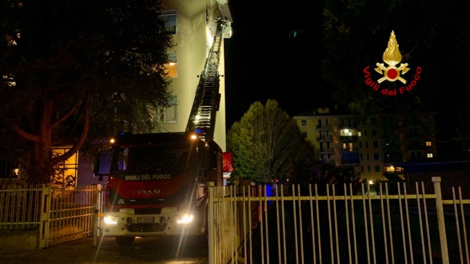 Elettrodomestico in fiamme in un alloggio di via Trento